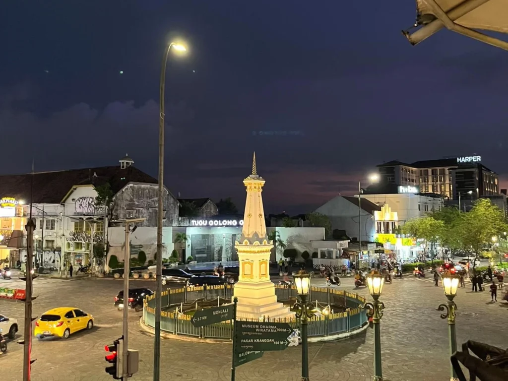 Tugu Jogja (4 km)