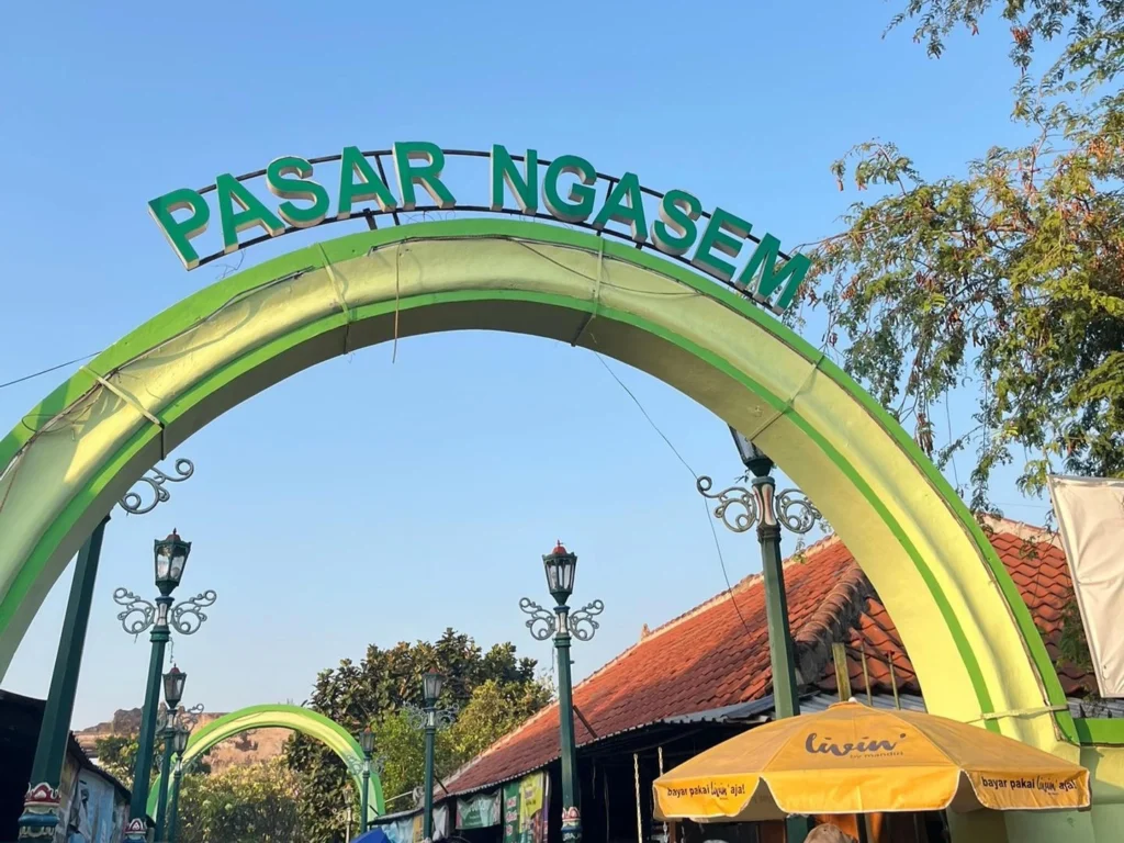 Pasar Ngasem (1.5 km)